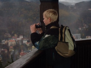 Dutohlav sleduje dalekohledem Karlovy Vary